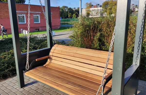Vandalams baigėsi „katino dienos“: išmaniąsias sūpynes Jonavoje saugos vaizdo kamera