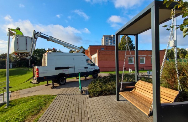 Vandalams baigėsi „katino dienos“: išmaniąsias sūpynes Jonavoje saugos vaizdo kamera
