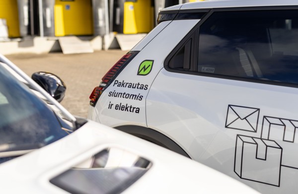 Siuntos ir laiškai keliaus tvariau: trečdalį Lietuvos pašto transporto sudarys elektromobiliai 