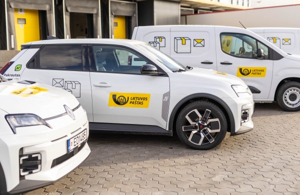 Siuntos ir laiškai keliaus tvariau: trečdalį Lietuvos pašto transporto sudarys elektromobiliai 