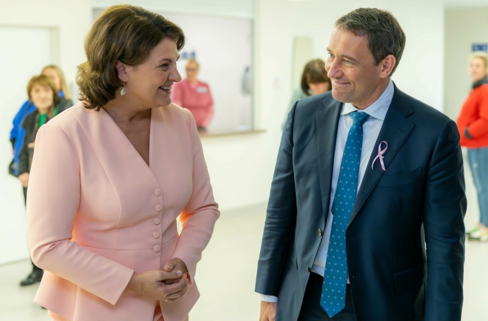 Nacionaliniame vėžio centre lankėsi pirmoji ponia Diana Nausėdienė: ragino moteris prevenciškai tirtis dėl krūties vėžio