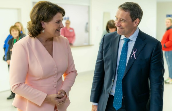 Nacionaliniame vėžio centre lankėsi pirmoji ponia Diana Nausėdienė: ragino moteris prevenciškai tirtis dėl krūties vėžio