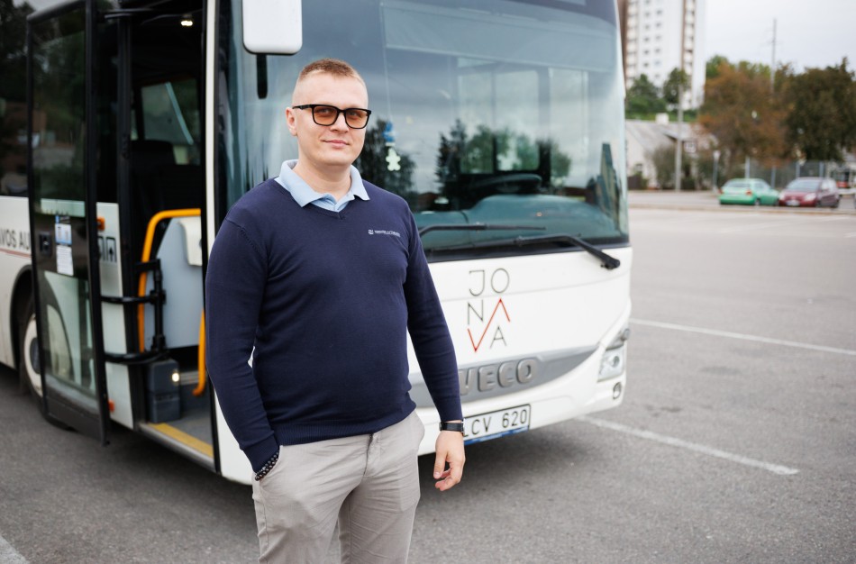 „Geriau minutę pavėluoti, nei atvažiuoti minutę per anksti“: Remigijaus kelias nuo vilkiko prie autobuso vairo