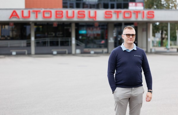 „Geriau minutę pavėluoti, nei atvažiuoti minutę per anksti“: Remigijaus kelias nuo vilkiko prie autobuso vairo