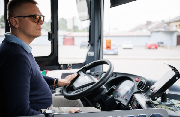 „Geriau minutę pavėluoti, nei atvažiuoti minutę per anksti“: Remigijaus kelias nuo vilkiko prie autobuso vairo