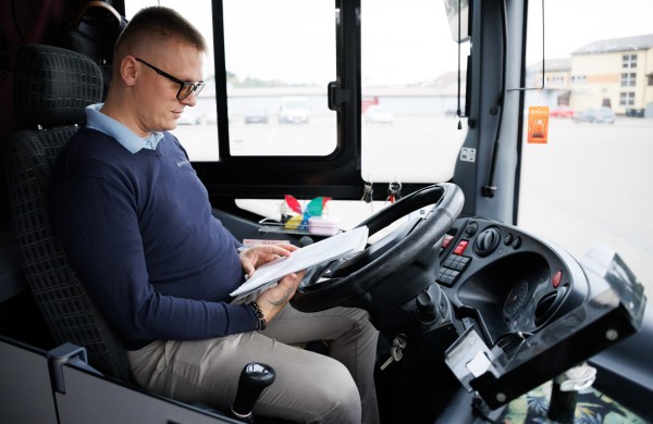 „Geriau minutę pavėluoti, nei atvažiuoti minutę per anksti“: Remigijaus kelias nuo vilkiko prie autobuso vairo