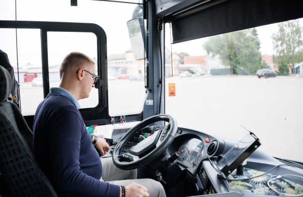 „Geriau minutę pavėluoti, nei atvažiuoti minutę per anksti“: Remigijaus kelias nuo vilkiko prie autobuso vairo