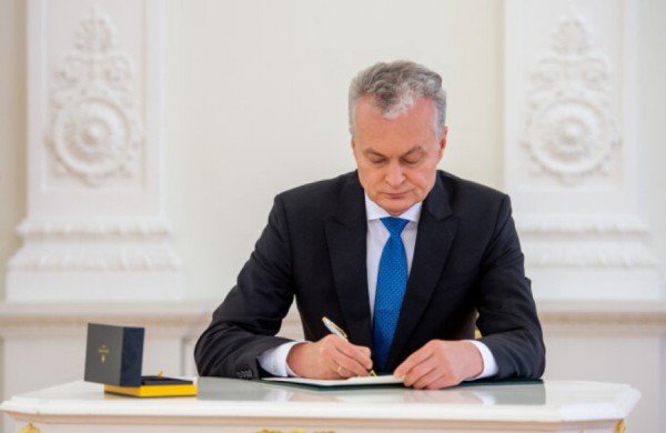 Prezidentas atleido I. Adomavičių iš kultūros ministro pareigų