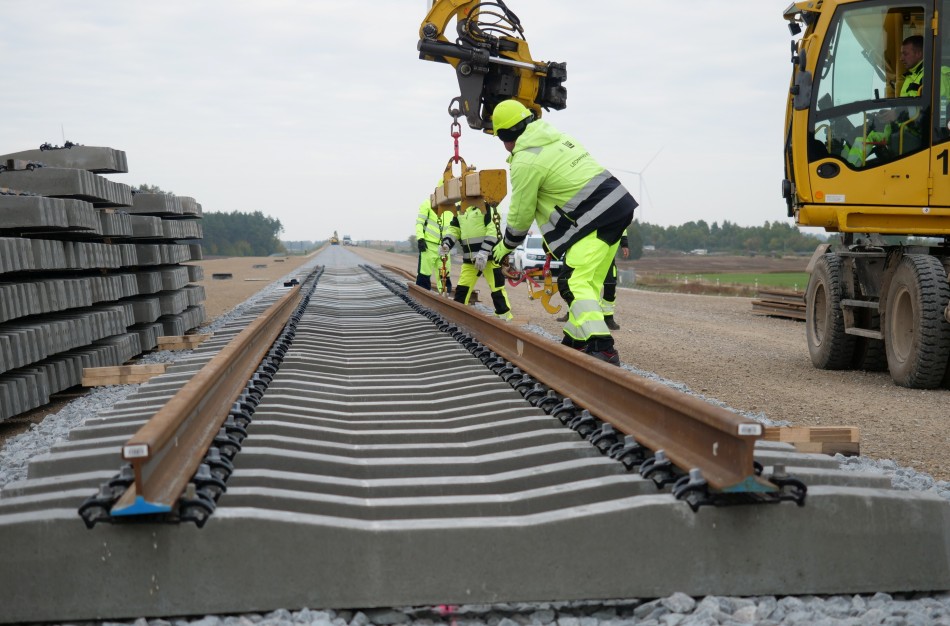 Jonavos rajone, brandžiausioje „Rail Baltica“ atkarpoje pradėta tiesti pirmuosius bėgius