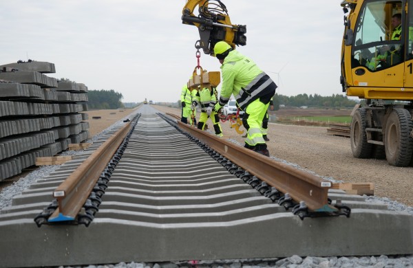 Jonavos rajone, brandžiausioje „Rail Baltica“ atkarpoje pradėta tiesti pirmuosius bėgius