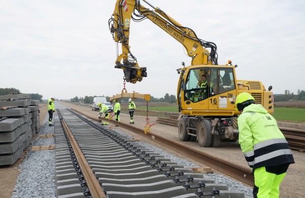 Jonavos rajone, brandžiausioje „Rail Baltica“ atkarpoje pradėta tiesti pirmuosius bėgius