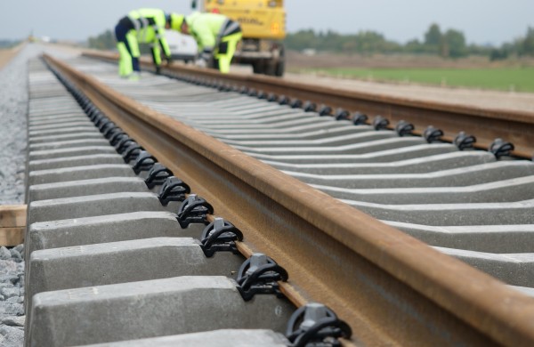 Jonavos rajone, brandžiausioje „Rail Baltica“ atkarpoje pradėta tiesti pirmuosius bėgius