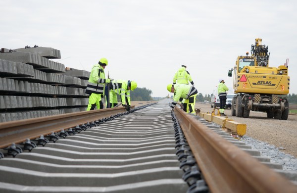 Jonavos rajone, brandžiausioje „Rail Baltica“ atkarpoje pradėta tiesti pirmuosius bėgius