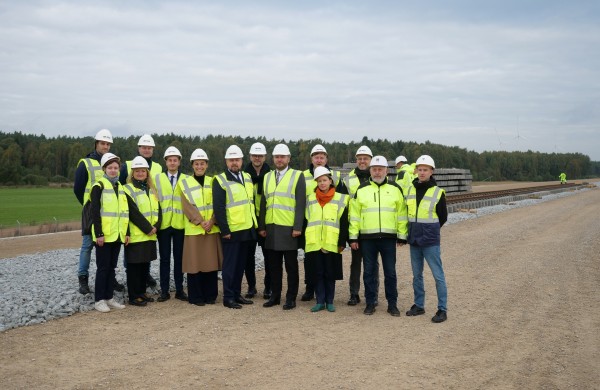 Jonavos rajone, brandžiausioje „Rail Baltica“ atkarpoje pradėta tiesti pirmuosius bėgius