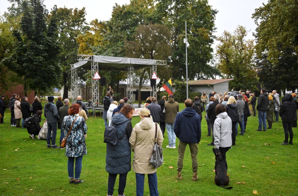 „Kultūra moko mus atpažinti virusus“: Jonavoje nuskambėjo įspėjamojo streiko žinutė už laisvą kūrybą