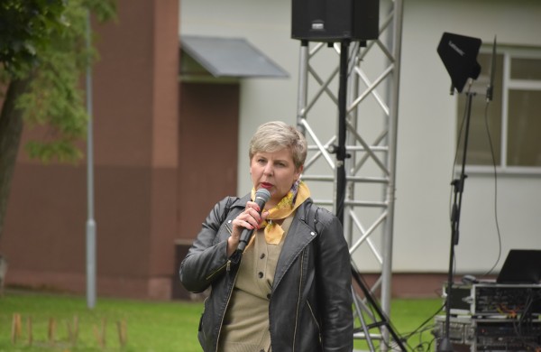 „Kultūra moko mus atpažinti virusus“: Jonavoje nuskambėjo įspėjamojo streiko žinutė už laisvą kūrybą