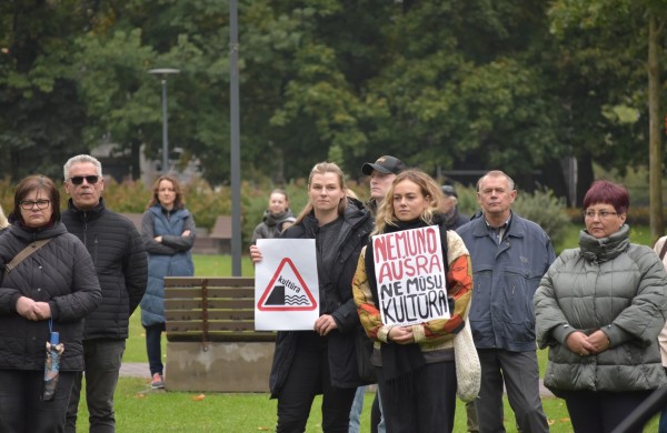 „Kultūra moko mus atpažinti virusus“: Jonavoje nuskambėjo įspėjamojo streiko žinutė už laisvą kūrybą