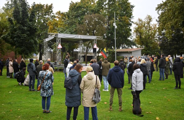 „Kultūra moko mus atpažinti virusus“: Jonavoje nuskambėjo įspėjamojo streiko žinutė už laisvą kūrybą