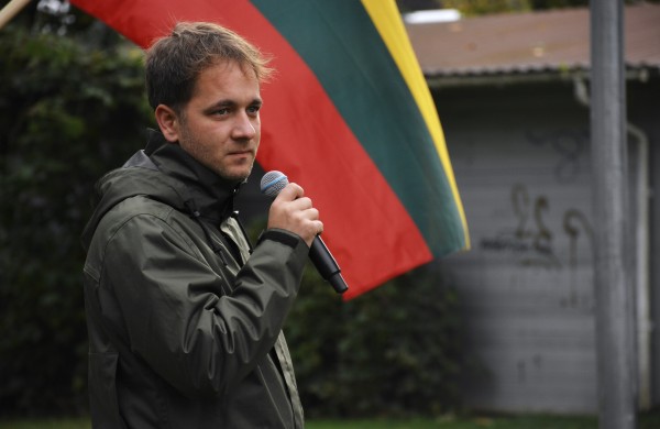 „Kultūra moko mus atpažinti virusus“: Jonavoje nuskambėjo įspėjamojo streiko žinutė už laisvą kūrybą