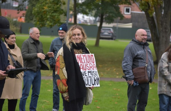 „Kultūra moko mus atpažinti virusus“: Jonavoje nuskambėjo įspėjamojo streiko žinutė už laisvą kūrybą