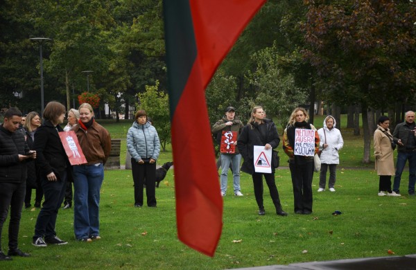 „Kultūra moko mus atpažinti virusus“: Jonavoje nuskambėjo įspėjamojo streiko žinutė už laisvą kūrybą