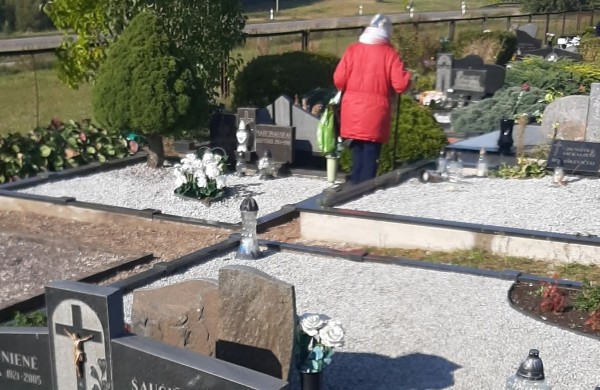 Pasipiktinimas dėl vagystės Šmatų kapinėse: ,,Paviešinkite šią nuotrauką, gal kas nors sugėdins ją“