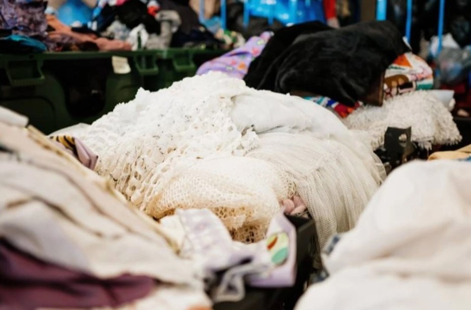 Europą dusina tekstilės perteklius: dėvėtų drabužių nebenori trečiosios šalys, o perdirbtos žaliavos – gamintojai
