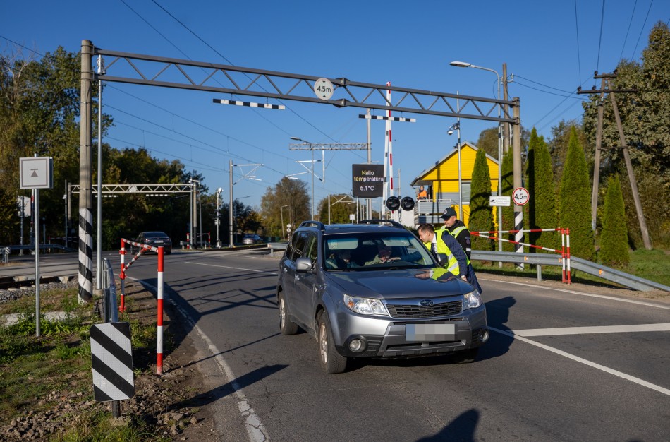 Antroji„Saugių bėgių“ kampanija: sustiprintas dėmesys rizikingiausioms geležinkelio pervažoms