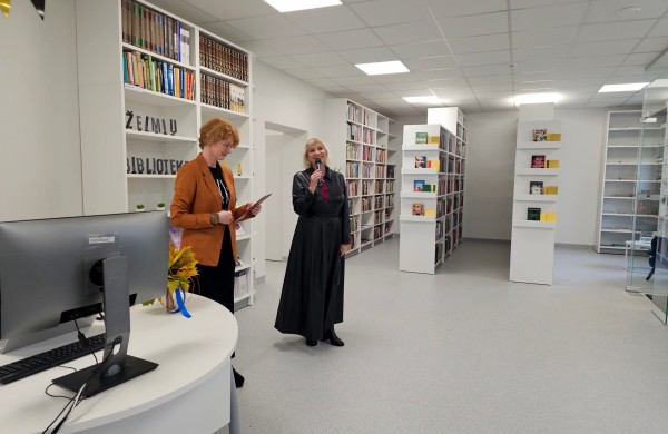 Duris atvėrė atsinaujinusi Žeimių biblioteka