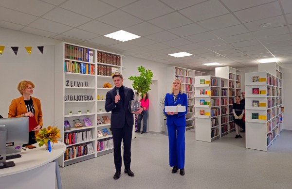 Duris atvėrė atsinaujinusi Žeimių biblioteka