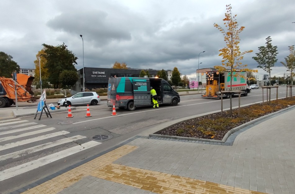 Bus taisoma ištisinė linija ties posūkiu į Klaipėdos gatvę