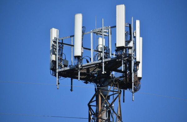 Nematomos bangos aplink mus: kaip veikia elektromagnetiniai laukai?
