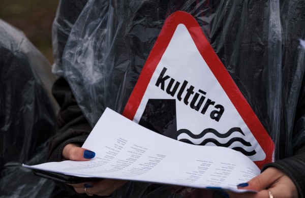 Peticijos vardų skaitymu pažymėtas Lietuvos kultūros bendruomenės peticijos perdavimas Vyriausybei