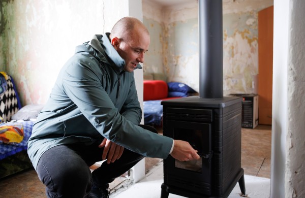 Žeimiuose materialinius sunkumus išgyvenančiai šeimai įrengta nauja krosnelė
