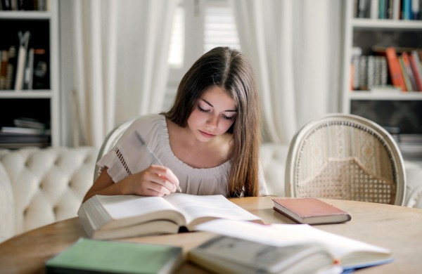 Namų darbai ir jų ribojimas: ką rodo tyrimai ir kitų šalių patirtis