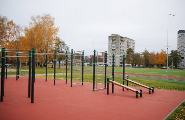 Atidarytas atnaujintas Jonavos Jeronimo Ralio gimnazijos sporto stadionas