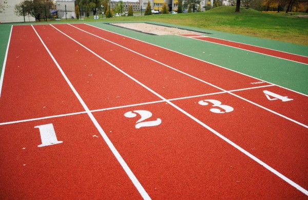 Atidarytas atnaujintas Jonavos Jeronimo Ralio gimnazijos sporto stadionas