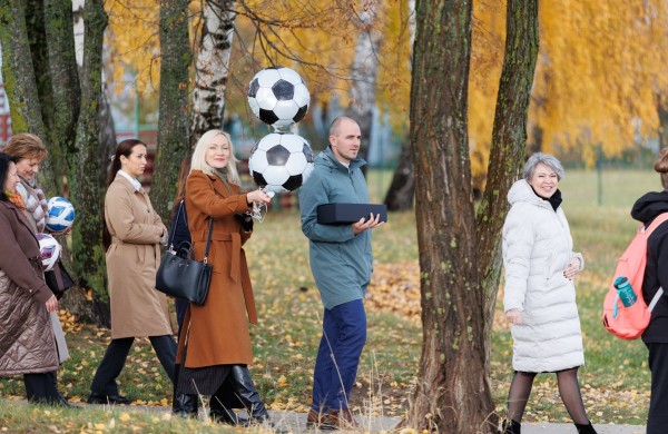 Atidarytas atnaujintas Jonavos Jeronimo Ralio gimnazijos sporto stadionas