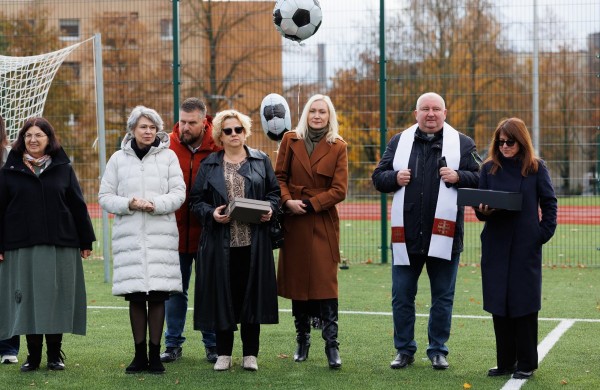 Atidarytas atnaujintas Jonavos Jeronimo Ralio gimnazijos sporto stadionas
