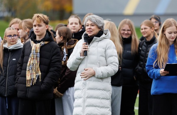 Atidarytas atnaujintas Jonavos Jeronimo Ralio gimnazijos sporto stadionas