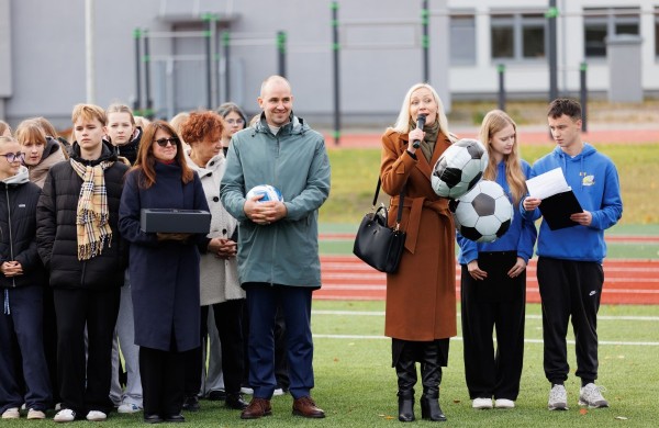 Atidarytas atnaujintas Jonavos Jeronimo Ralio gimnazijos sporto stadionas