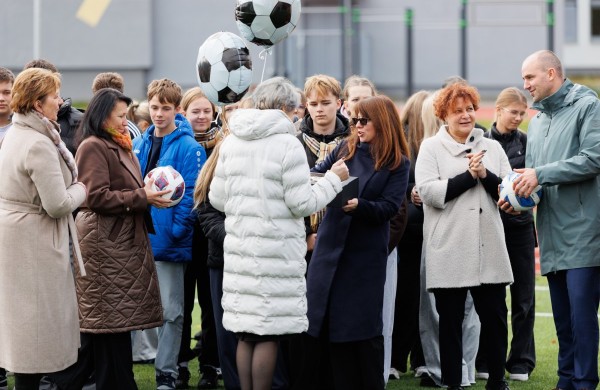 Atidarytas atnaujintas Jonavos Jeronimo Ralio gimnazijos sporto stadionas