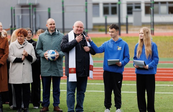 Atidarytas atnaujintas Jonavos Jeronimo Ralio gimnazijos sporto stadionas