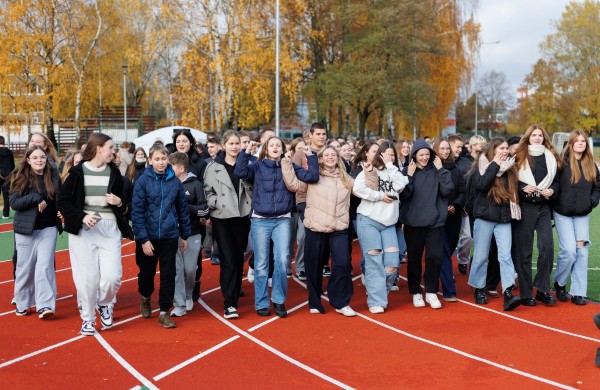 Atidarytas atnaujintas Jonavos Jeronimo Ralio gimnazijos sporto stadionas