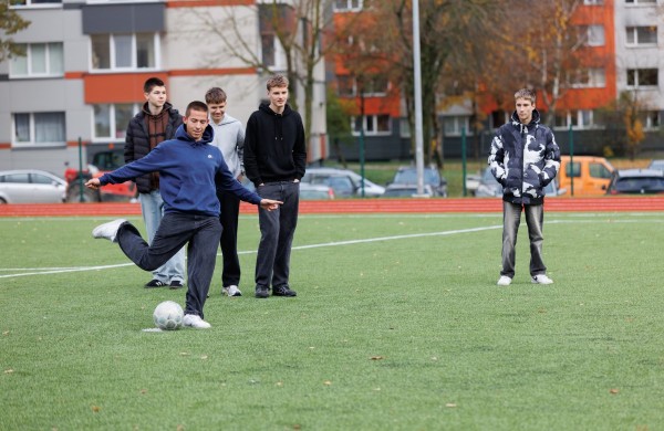 Atidarytas atnaujintas Jonavos Jeronimo Ralio gimnazijos sporto stadionas