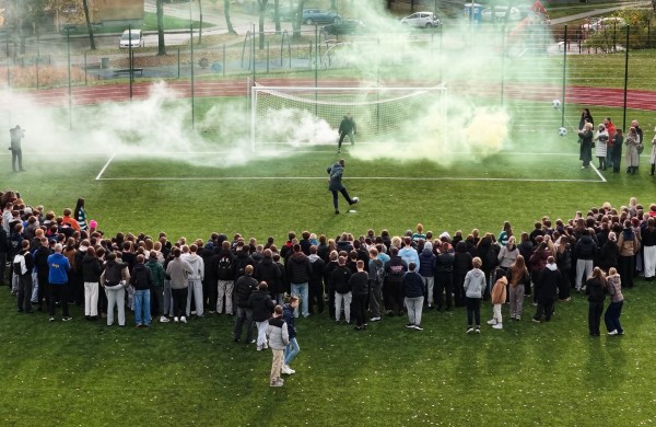 Atidarytas atnaujintas Jonavos Jeronimo Ralio gimnazijos sporto stadionas