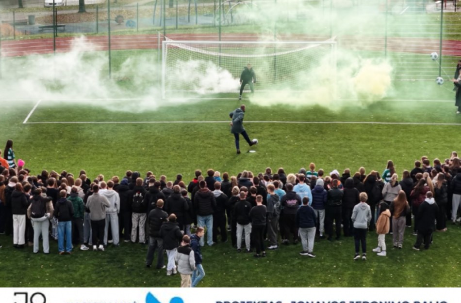 Atidarytas atnaujintas Jonavos Jeronimo Ralio gimnazijos sporto stadionas