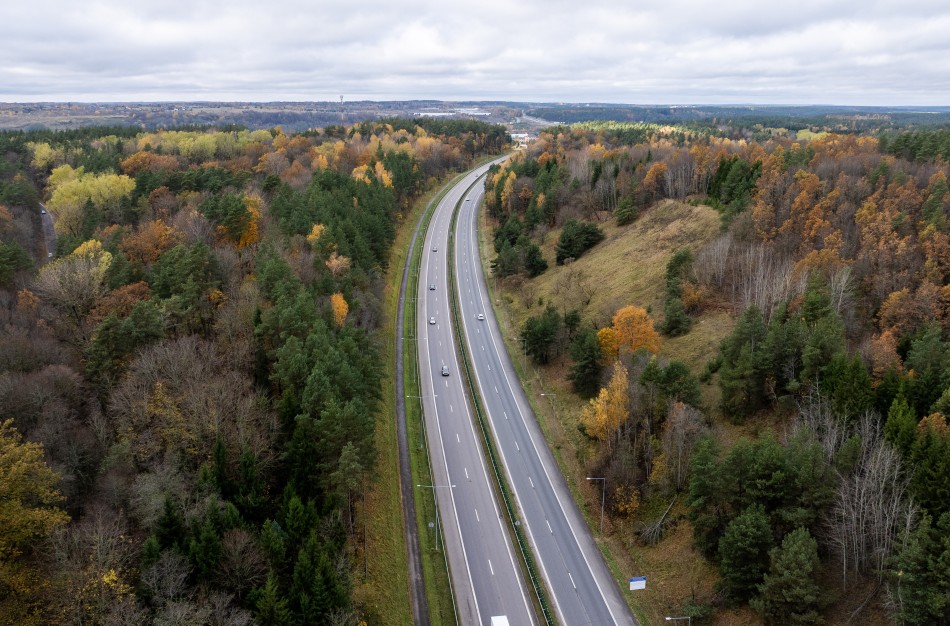 „Via Lietuva“: artėjant Vėlinėms – intensyvesnis eismas, galimos spūstys ir darbai keliuose