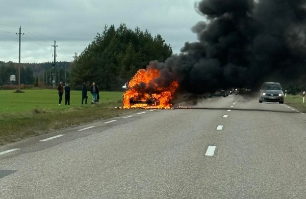 Jonavos rajone užsiliepsnojo automobilis