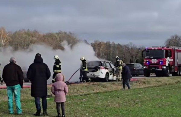 Jonavos rajone užsiliepsnojo automobilis